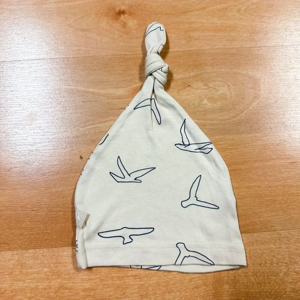 Goumi Unisex Cream Gray Seagull Print Going Home Knotted Gown & Hat Set 0-3M